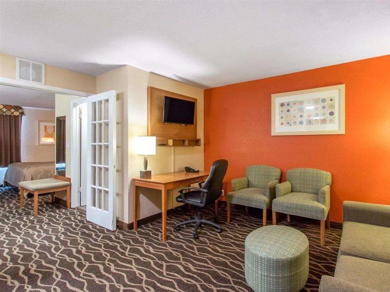 Quality Inn & Suites I-35 Near Frost Bank Center San Antonio Buitenkant foto