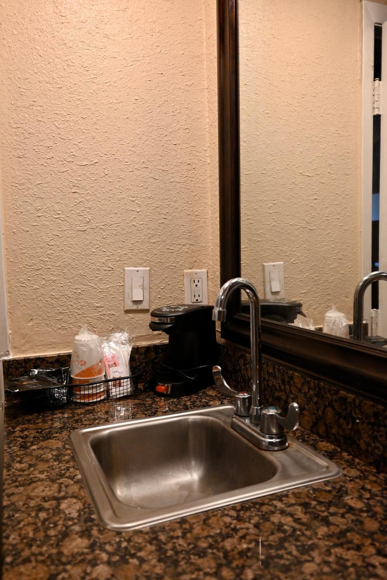 Quality Inn & Suites I-35 Near Frost Bank Center San Antonio Buitenkant foto